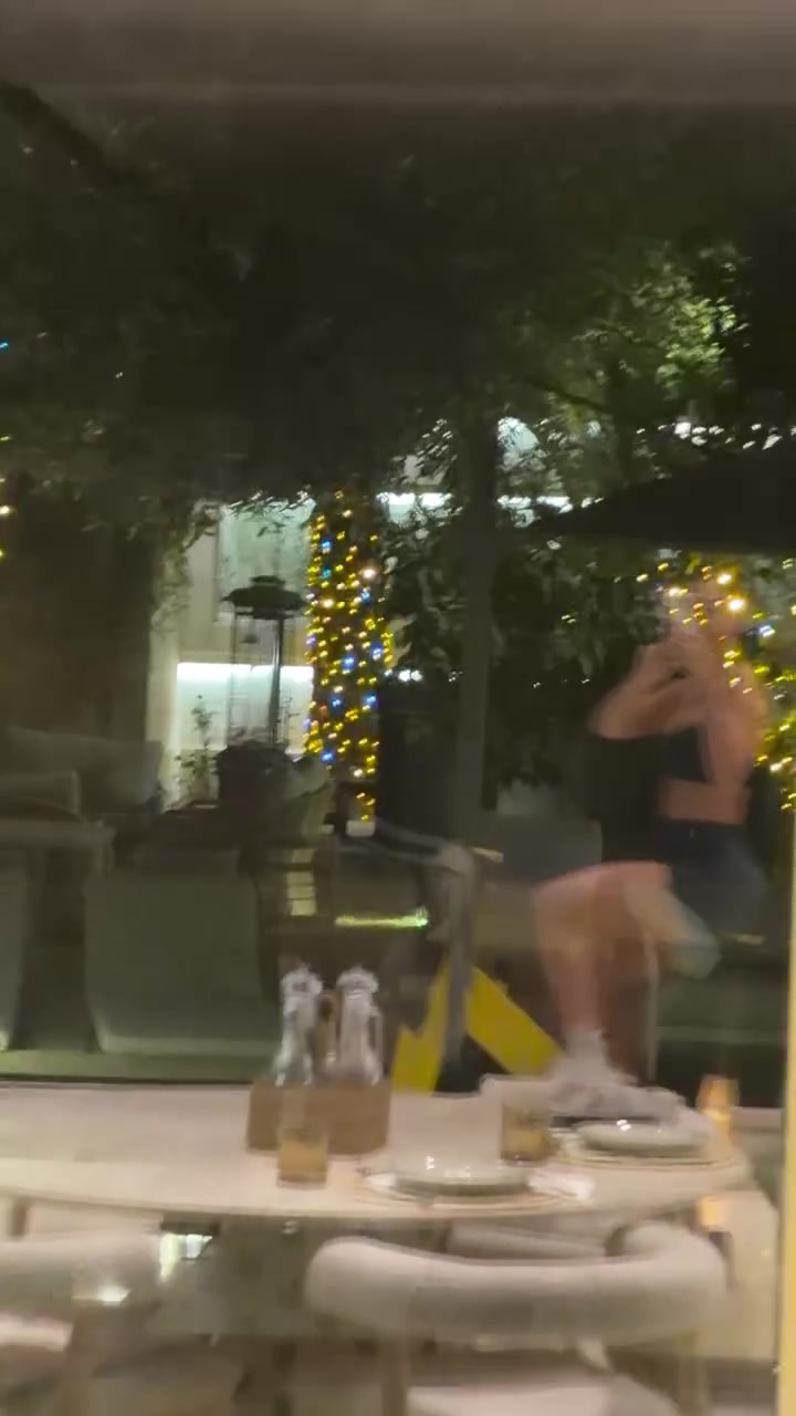 开云体育保障-乔治娜晒视频：边健身边看C罗比赛直播，目睹C罗破门后比剪刀手